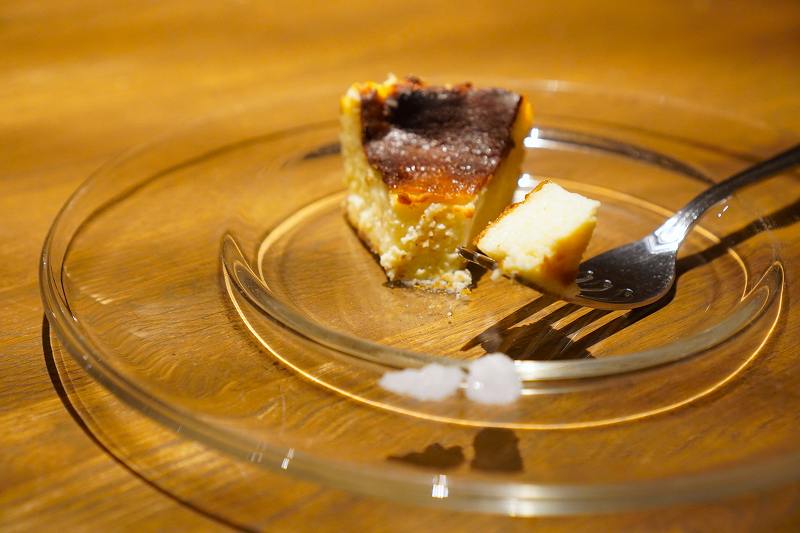 バスクチーズケーキがテーブルに置かれている
