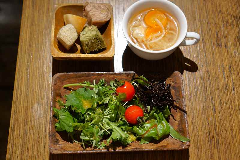 サラダやスープ、ベーグルがテーブルに置かれている