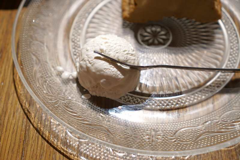 ガラスのプレートに盛られた豆乳クリームがテーブルに置かれている