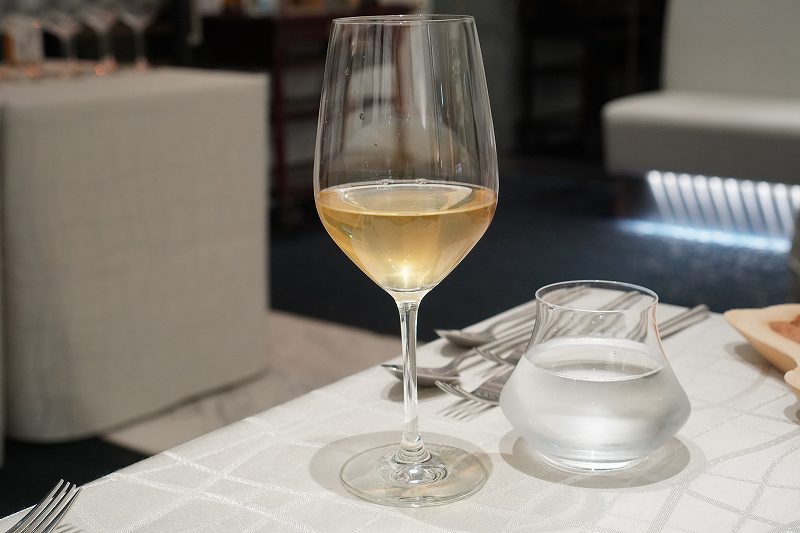 「グレープ リパブリック」の白ワインがテーブルに置かれている