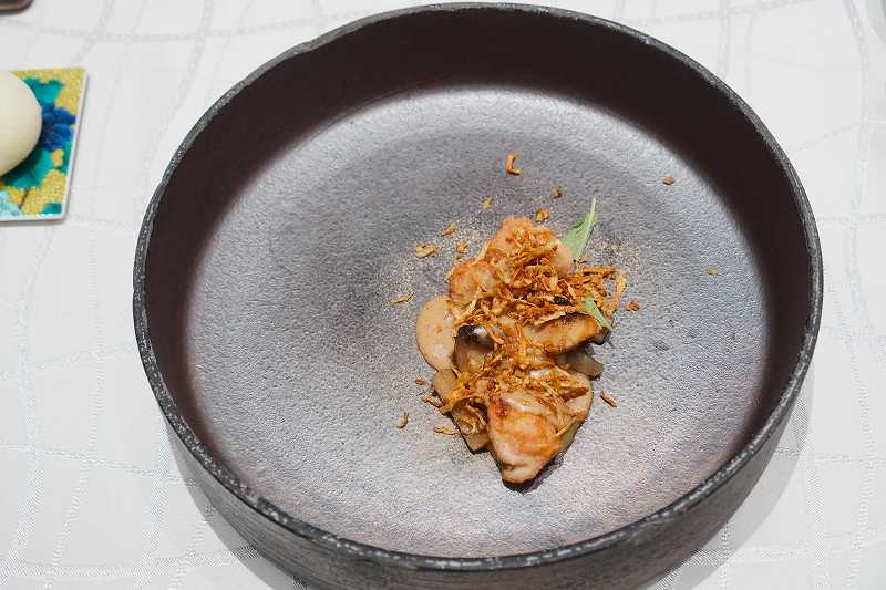 リードヴォー（牛の喉のお肉）とポルチーニ茸、新牛蒡を使ったひと皿がテーブルに置かれている