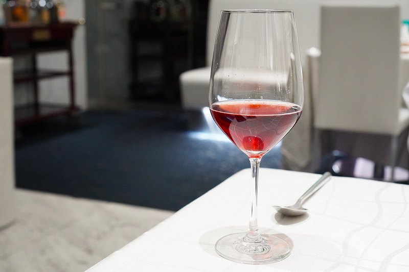 「グレープ リパブリック」の赤ワインがテーブルに置かれている