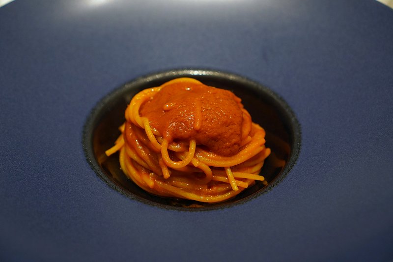「スパゲッティ ポモドーロ」がテーブルに置かれている