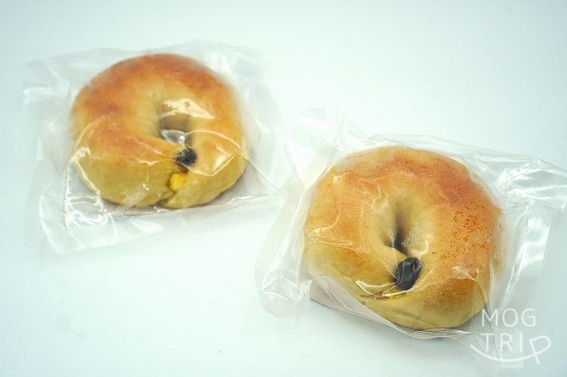 袋に入った東京べーぐる べーぐりの「クリームチーズレーズン べーぐる（冷凍品）」が2個、テーブルに置かれている