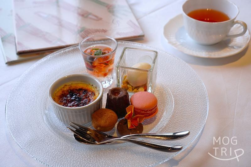 7種類のデザートがのったプレートとルイボスティーがテーブルに置かれている