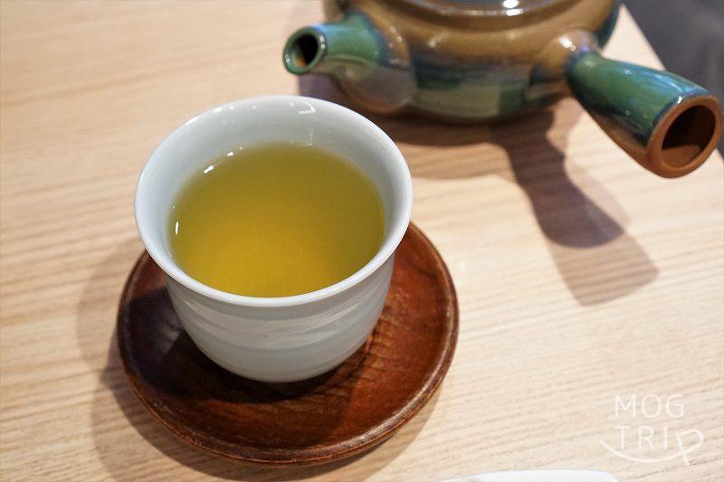 文明堂カフェ　静岡茶がテーブルに置かれている