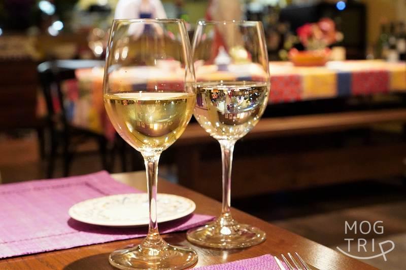 2つのワイングラスがテーブルに置かれている