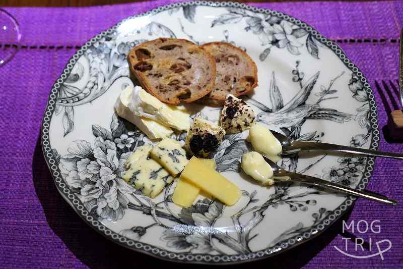 フランス産と北海道産の5種類のチーズがお皿にのせられ、テーブルに置かれている
