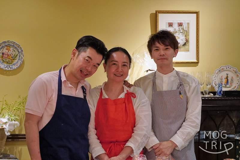 札幌中心部にある、フランス料理店mondo（モンド）の店内に小川シェフと奥様・息子が立っている様子