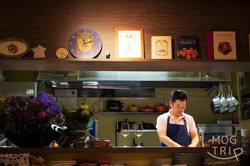 札幌中心部にある、フランス料理店mondo（モンド）の店内に小川シェフが立っている様子
