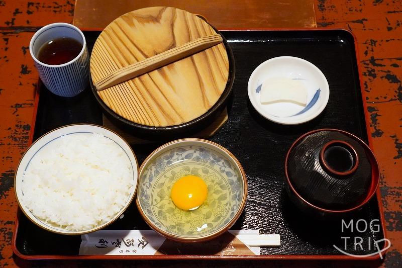 函館にある「すき焼き専門店 阿さ利 本店」の、すき焼きランチセットがテーブルに置かれている