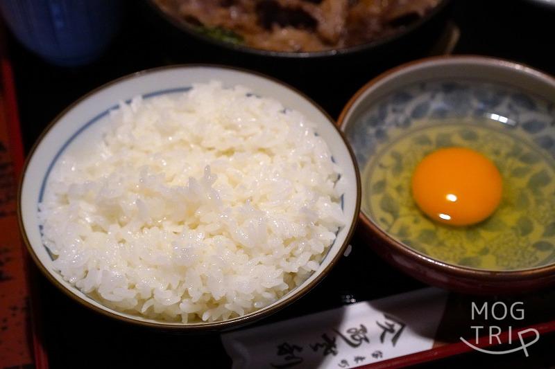 函館にある「すき焼き専門店 阿さ利 本店」の、すき焼きランチセットのごはんと生卵