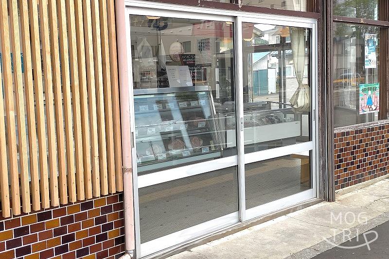 函館にある「すき焼き専門店 阿さ利 本店」の1階精肉店の外観
