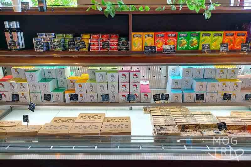 「函館ラスク」や「函館さきいかチョコレート」などが冷蔵庫の中に並べられている