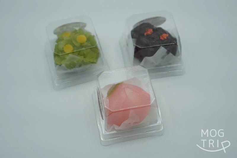 千秋庵総本家の「上生菓子」3種類がテーブルに置かれている