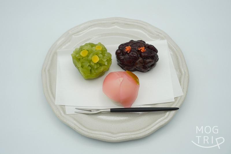 千秋庵総本家の「上生菓子」3種類が皿にのせられ、テーブルに置かれている