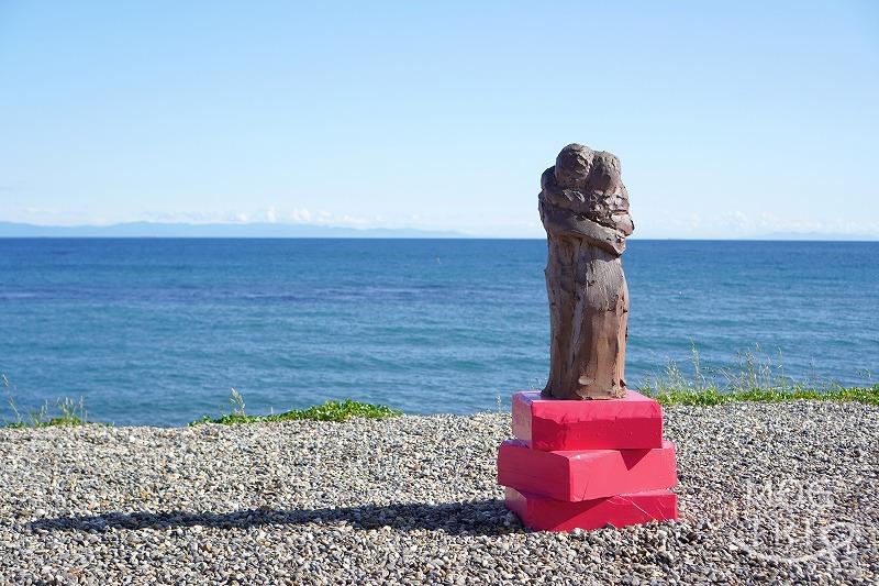 大森海岸に北海道・帯広出身の彫刻家 坂東 優（ばんどう まさる）氏の作品「抱擁」が展示されている