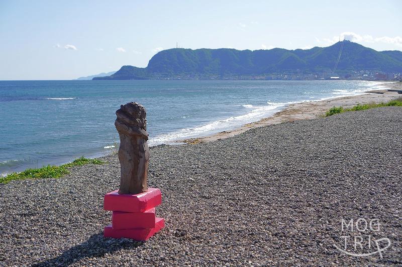 大森海岸に北海道・帯広出身の彫刻家 坂東 優（ばんどう まさる）氏の作品「抱擁」が展示されている