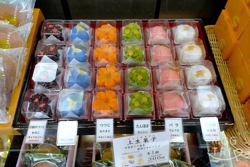 千秋庵総本家の2023年5月の「上生菓子」6種類がガラスケースの上に置かれている