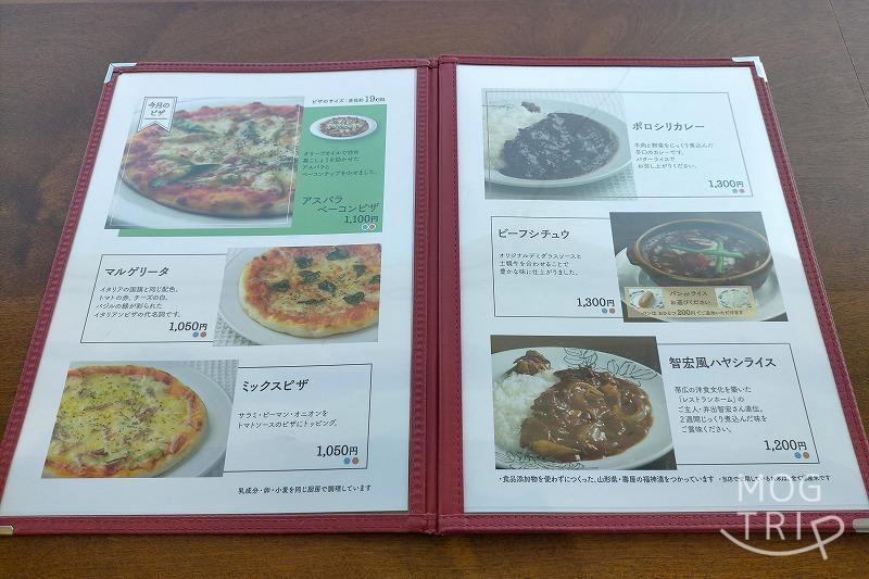函館「六花亭 漁火通店」のピザ、ごはん系メニューがテーブルに置かれている