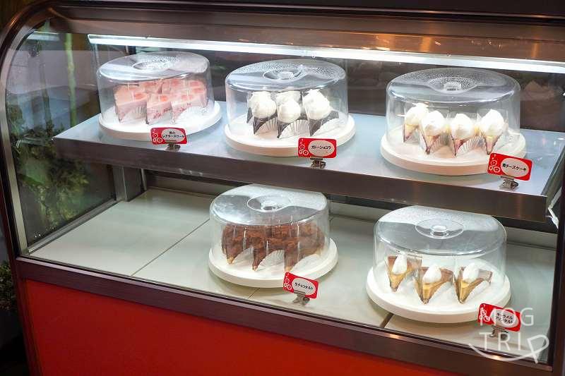 ガラスケースの中に5種類のケーキが並べられている