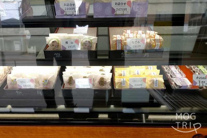 函館「銀月」の和菓子がガラスケースの中に並べられている