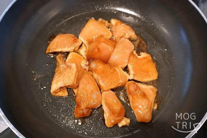 ヨシケイの「口コミ・評判」鶏肉を焼く様子