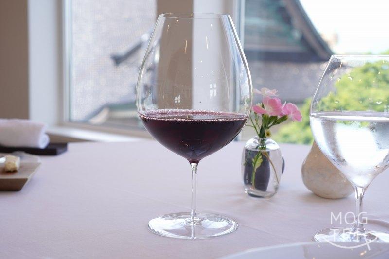 赤ワインがテーブルに置かれている
