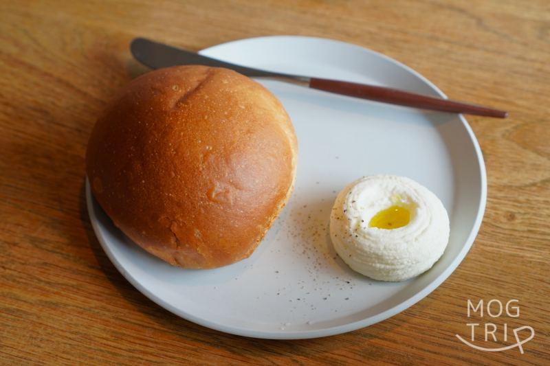 フレンチレストラン「Le Ann（ル アン）」の自家製パンとホイップバターがテーブルに置かれている