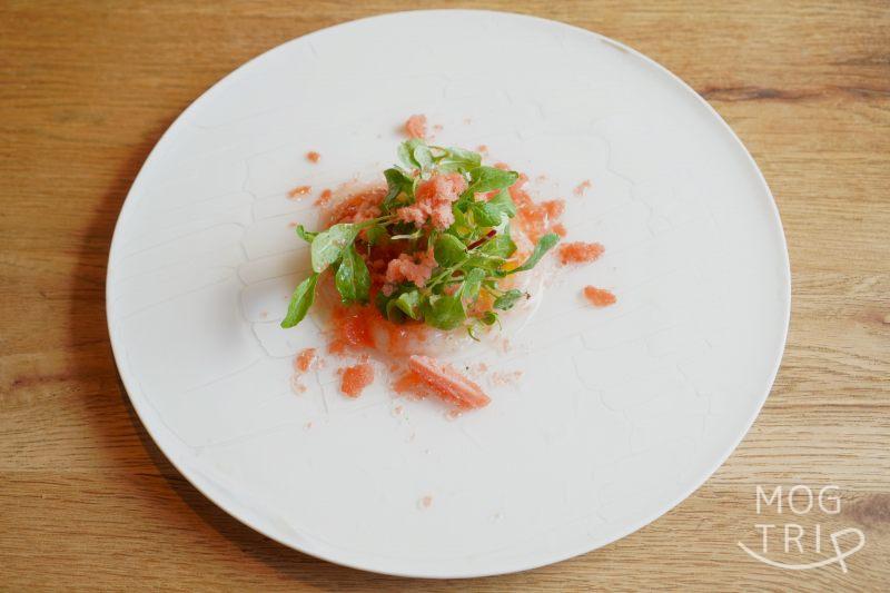 フレンチレストラン「Le Ann（ル アン）」の甘エビとフルーツトマトの前菜がテーブルに置かれている