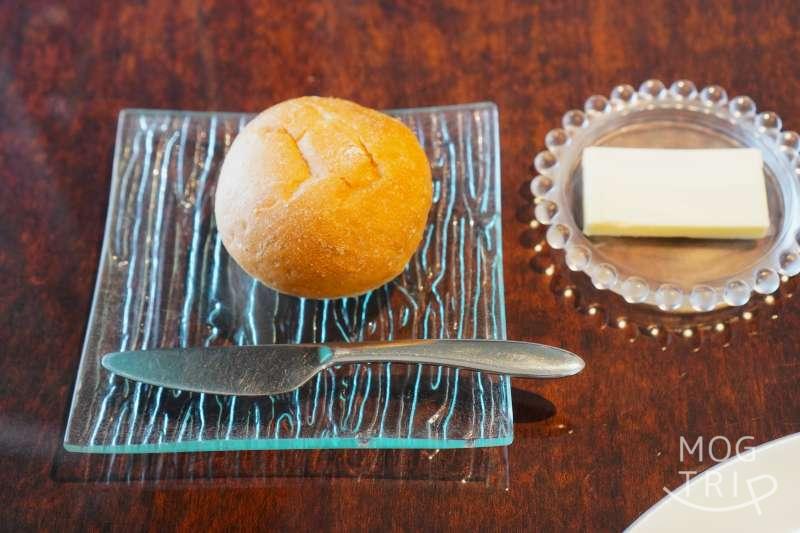 フレンチレストラン「Honnete(オネット)」のパンとバターがテーブルに置かれている