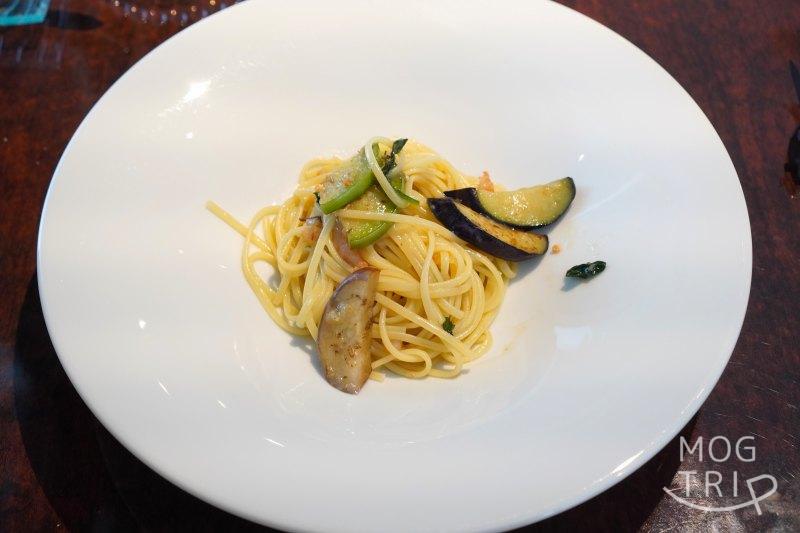 フレンチレストラン「Honnete(オネット)」の「小海老と茄子のオリーブオイルパスタ」がテーブルに置かれている