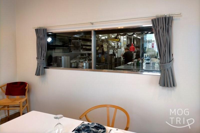 キッチンの様子を見ることができるmaison FUJIYA hakodate（メゾン フジヤ ハコダテ）の店内にある小窓
