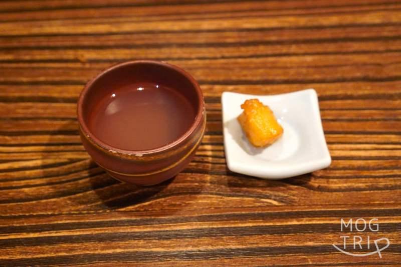 旭川「鮨みなと」のホタテのスープがテーブルに置かれている