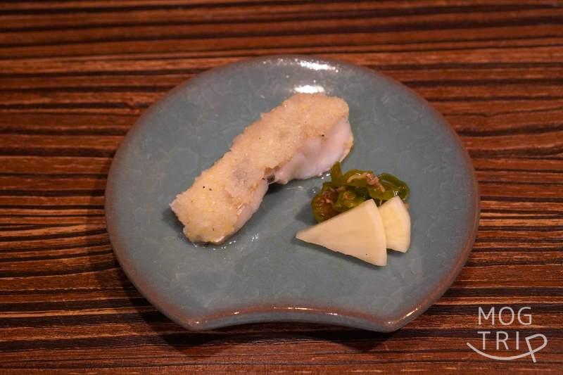 旭川「鮨みなと」の「甘鯛 の焼き物」がテーブルに置かれている