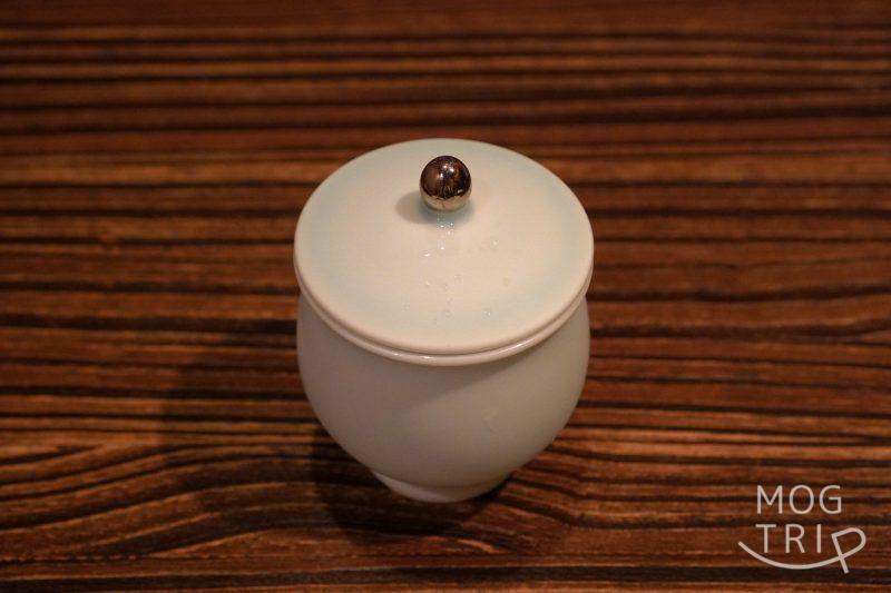 「鮨みなと」の茶碗蒸しがテーブルに置かれている