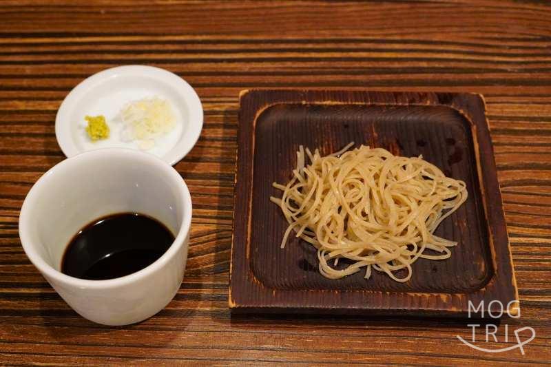 旭川「鮨みなと」の「手打ち蕎麦」がテーブルに置かれている