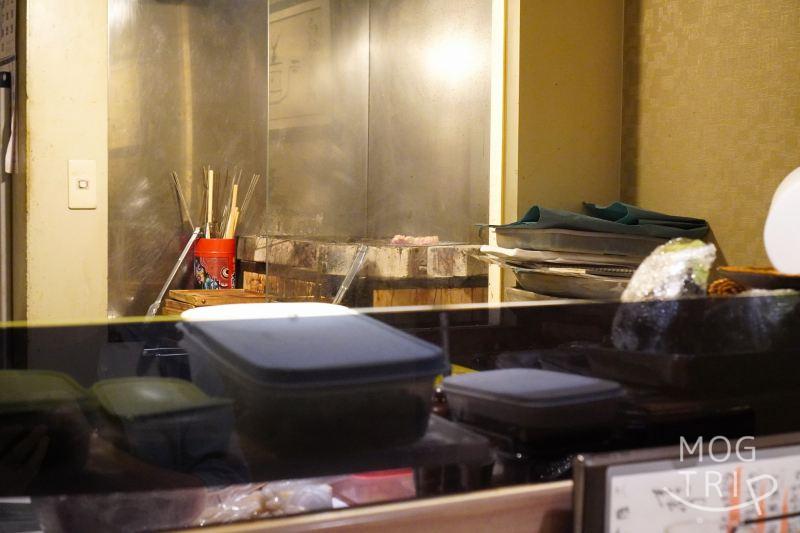 和菜酒房おりべの焼き台など内観