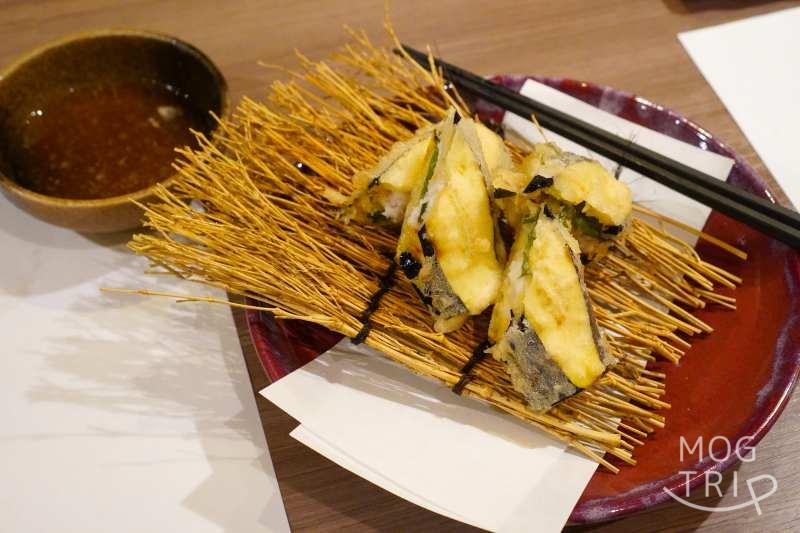 和菜酒房おりべの平目の茄子はさみ揚げがテーブルに置かれている
