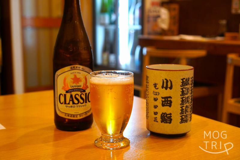 旭川「小西鮨」のビールとお茶がテーブルに置かれている