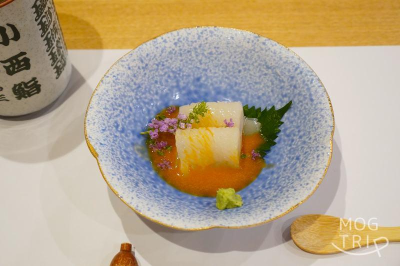 旭川「小西鮨」のイカの刺身がテーブルに置かれている