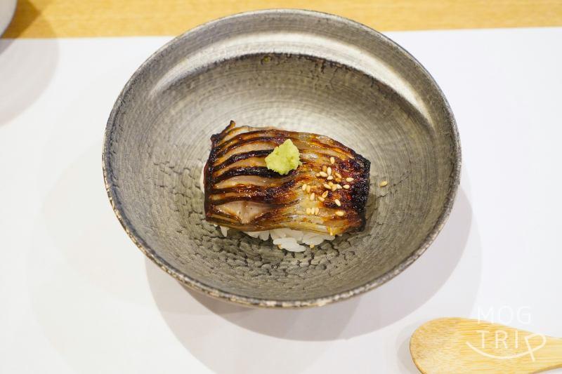 旭川「小西鮨」のニシンの塩こうじ焼きがテーブルに置かれている