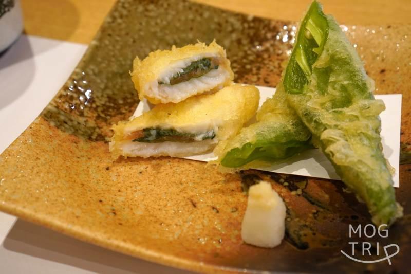 旭川「小西鮨」の羅臼産 銀宝（ギンポ） と甘唐辛子の天ぷらがテーブルに置かれている
