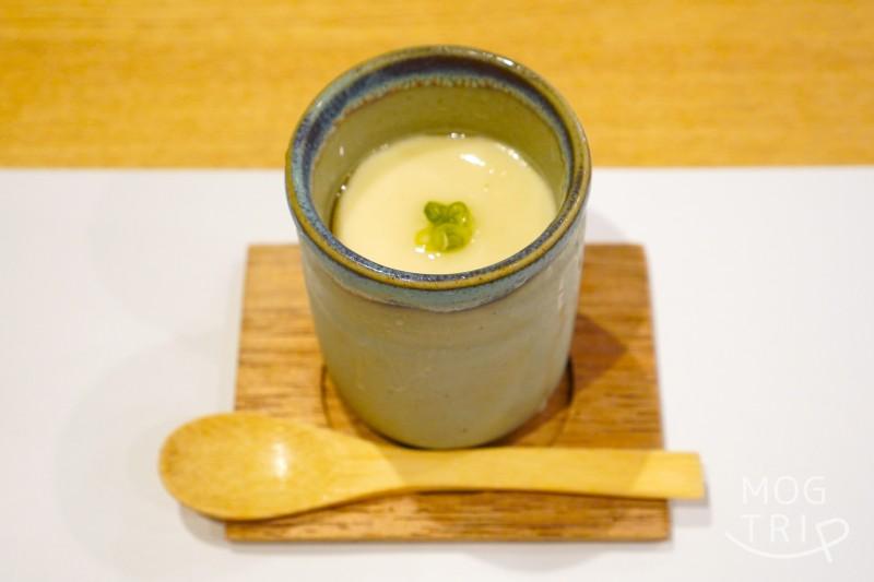 旭川「小西鮨」のしじみの茶碗蒸しがテーブルに置かれている