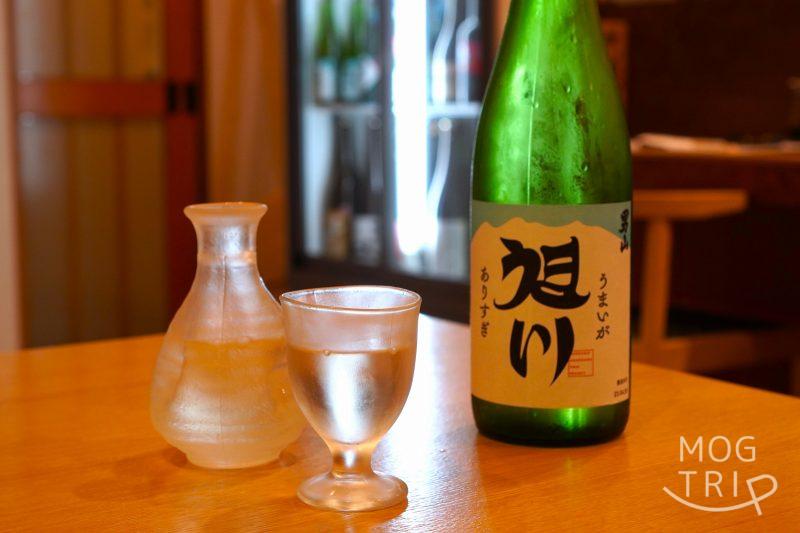 旭川「小西鮨」の日本酒がテーブルに置かれている