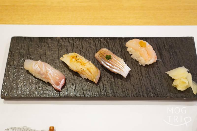 旭川「小西鮨」の鮨4貫がテーブルに置かれている