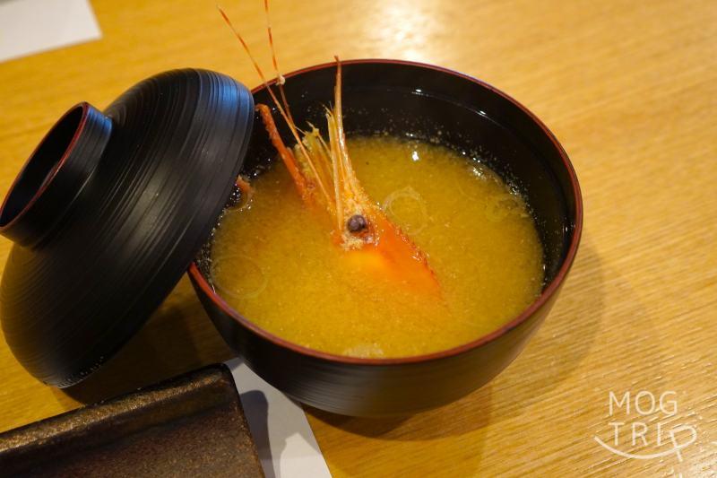 旭川「小西鮨」の牡丹海老の頭汁がテーブルに置かれている