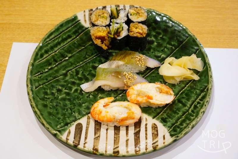 旭川「小西鮨」の鮨3種がテーブルに置かれている