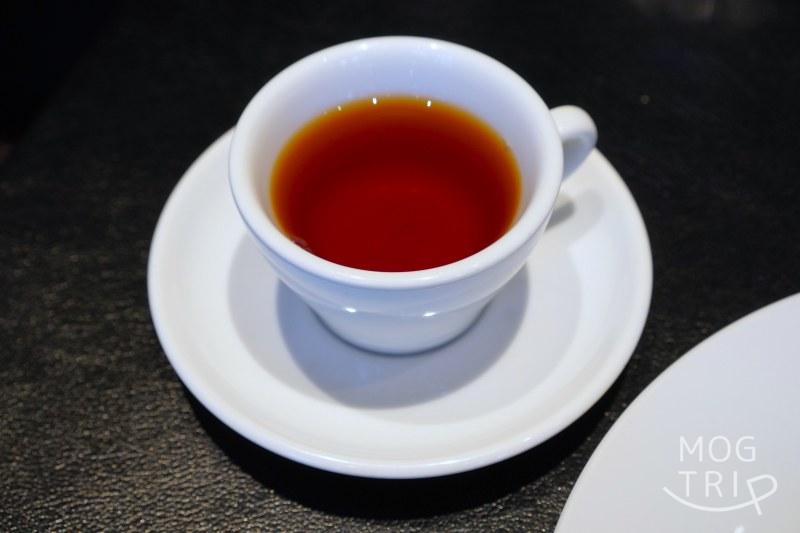 「P’tit salé（プティ サレ）」の紅茶がテーブルに置かれている
