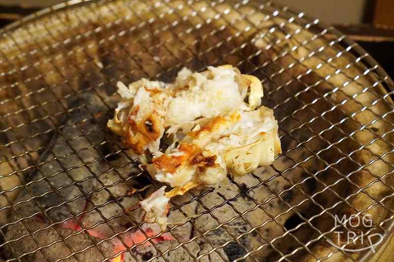 札幌「氷雪の門」火鉢で香ばしく焼き上げられたタラバ蟹の抱身